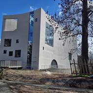 Nová knihovna a pohled zepředu.