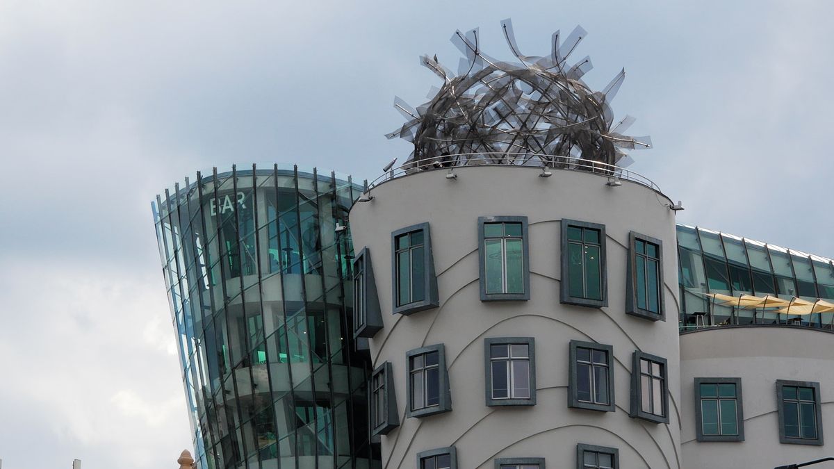 Tančící dům letos slaví 30 let. Navštívili jsme výstavu k výročí