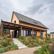 Fasády jsou obkládané dřevem s výraznou kresbou.