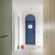 Vizuálně atraktivní je i chodba se vstupními dveřmi.