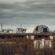 Unikátní pohled z jedné ze střech vysokých pripjaťských budov. Nový kryt Černobylské jaderné elektrárny teprve vznikal vedle budovy 4. reaktoru a následně, několik měsíců po mé návštěvě, na něj byl nasunut.