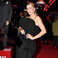 Zorka Hejdová na českou VIP premiéru zvolila černé šaty polské značky. Oproti londýnskému červenému koberci však české publikum příliš neohromila.