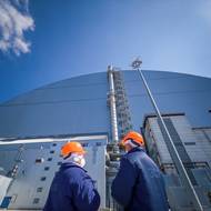 Poškozený reaktor je dnes přikryt obrovským sarkofágem.