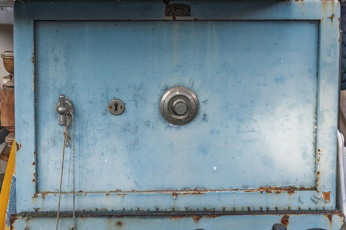 Za pakatel koupil starý trezor. V tajné přihrádce našel zlatou cihlu