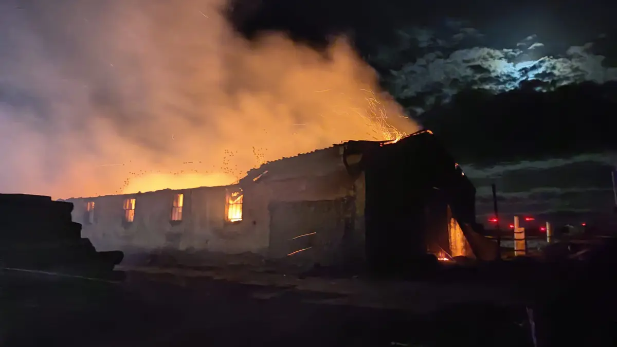 Majitel zachraňoval zvířata z hořícího kravína, sám skončil v péči lékařů