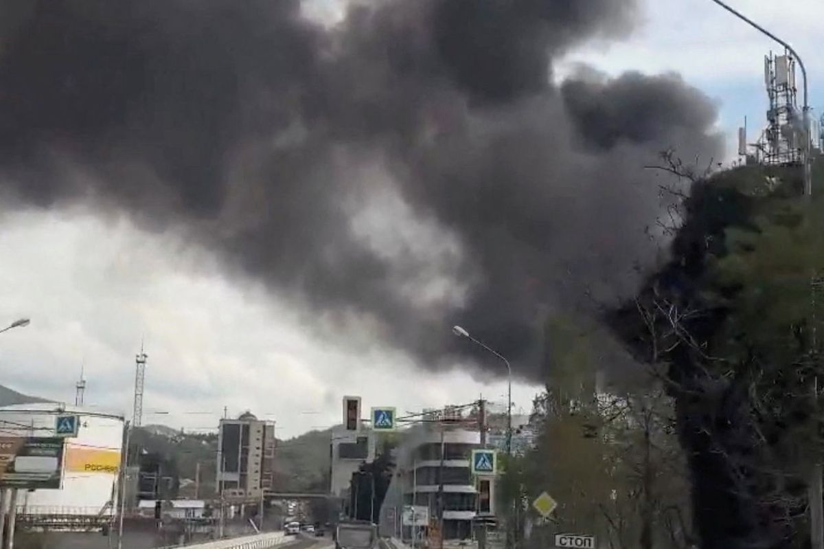 Požár a evakuace v Tuapse. Ruská rafinerie dostala další zásah