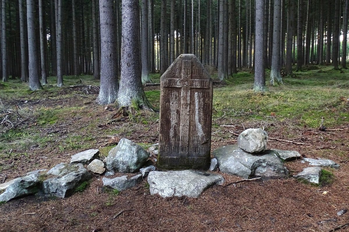 Ukradený smírčí kámen, který připomínal smrt pytláka na Žďársku, nahradí replika