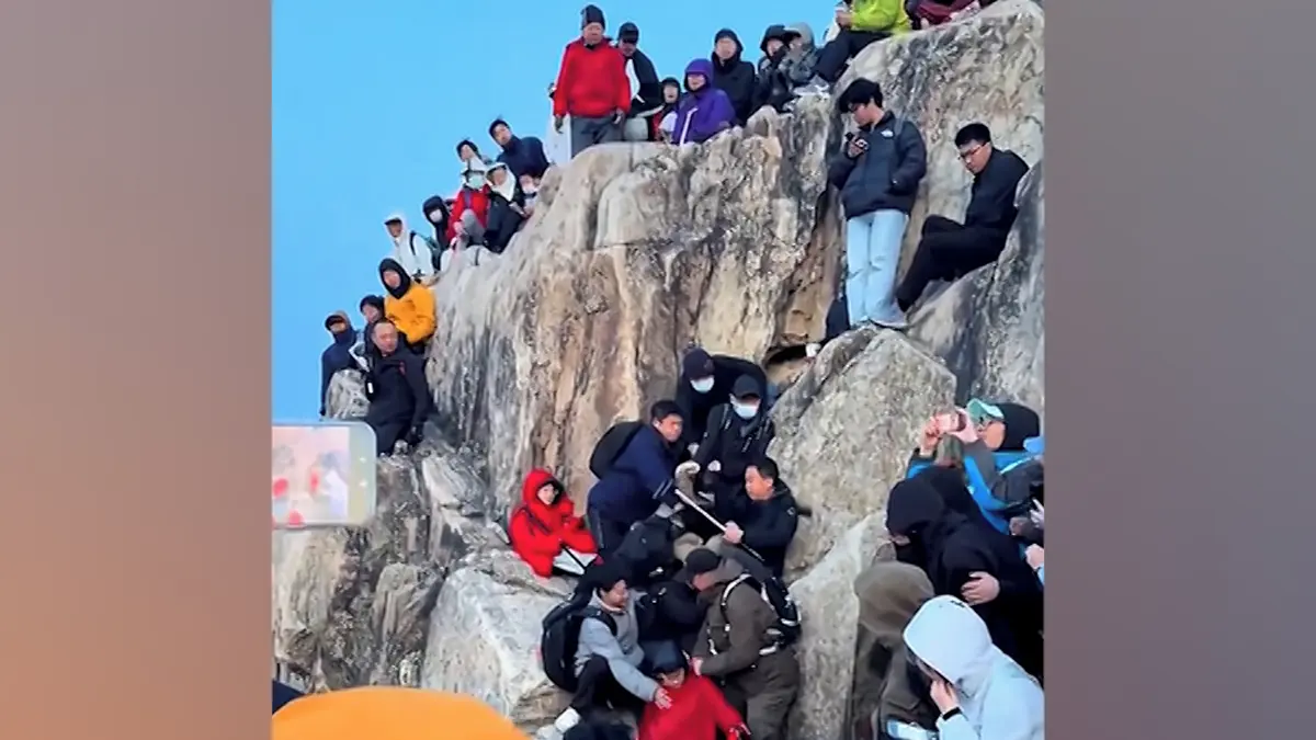 Turisté se na posvátné hoře poprali kvůli lukrativnímu místu pro fotografování