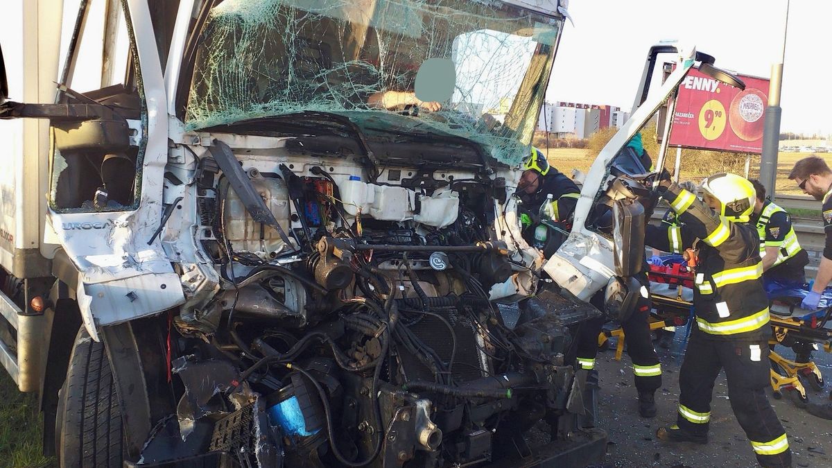 Nehoda dvou náklaďáků uzavřela Kbelskou v Praze