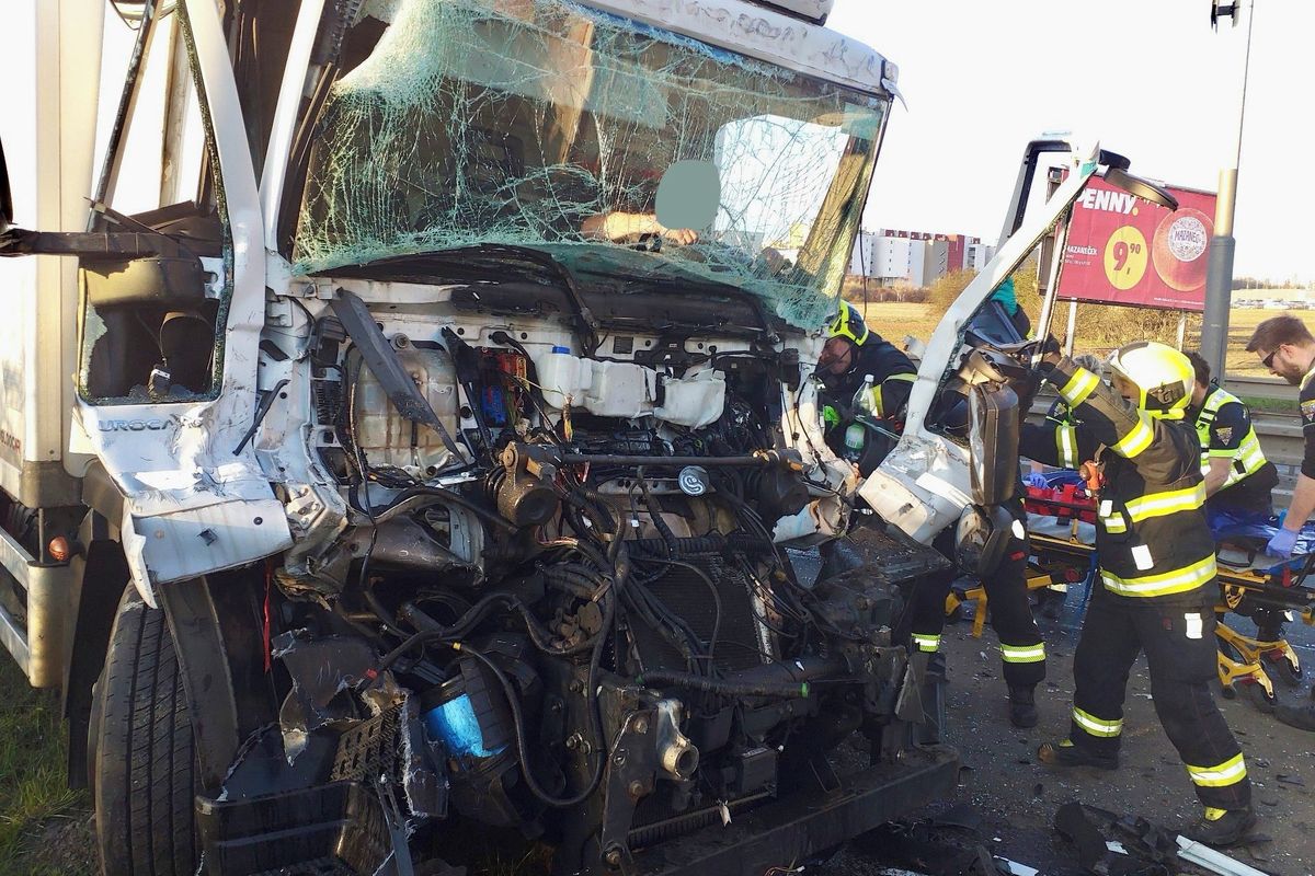 Nehoda dvou náklaďáků uzavřela Kbelskou v Praze