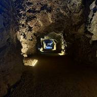 U původní vesnice je přístupný lávový tunel.