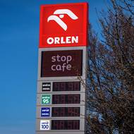 Orlen u Průhonic před Prahou, cena základní nafty je těsně pod psychologickou hranicí 50 korun, prémiová ji výrazně překračuje.