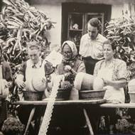 Krajkářsky na historické fotografii vystavené v expozici muzea.