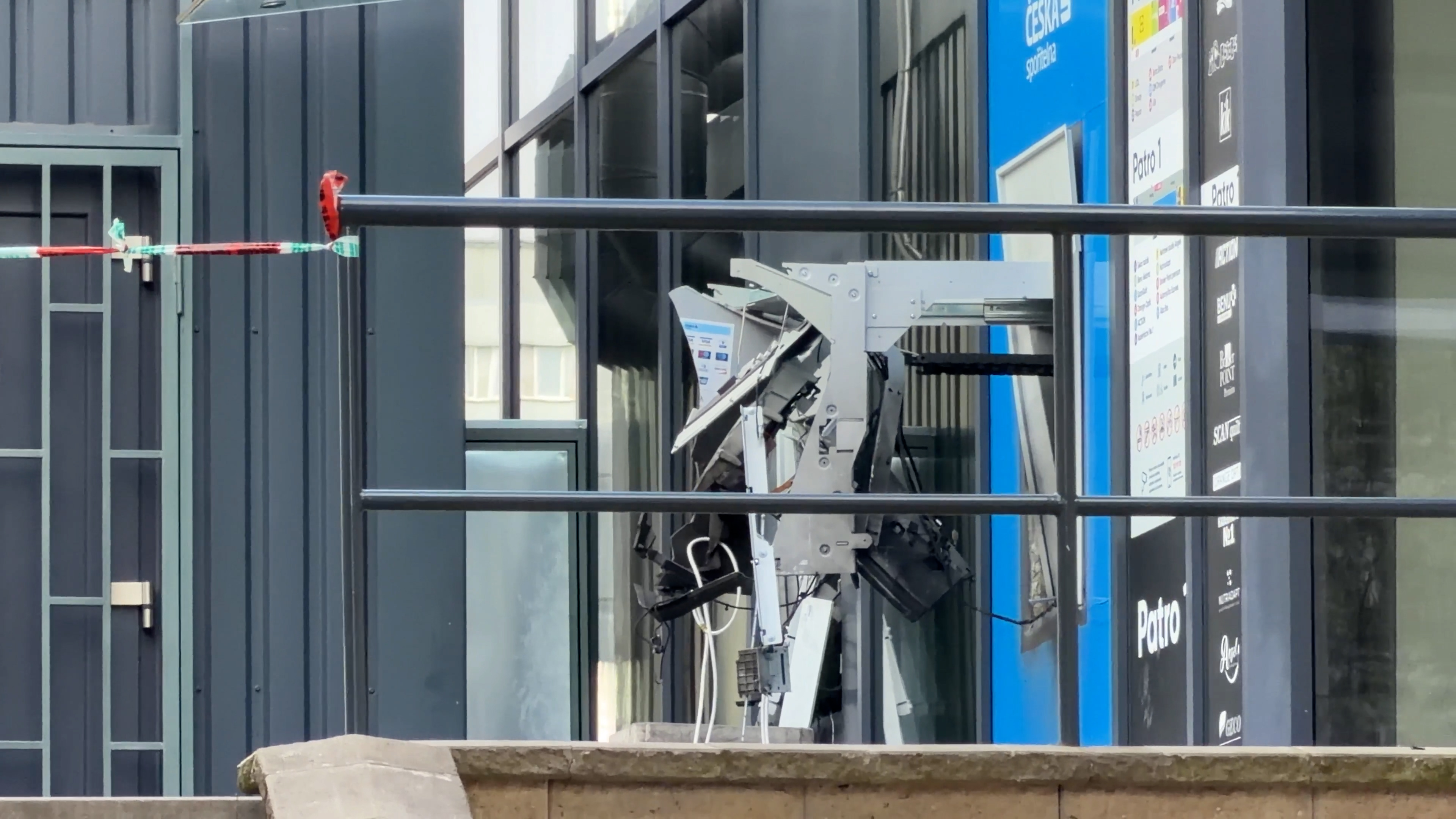 Na pražském Opatově odpálili zloději výbušninami dva bankomaty, s miliony odjeli na koloběžkách