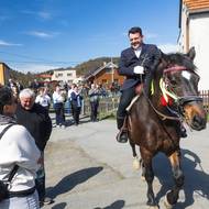 Jízda kolem osení se v Lukavci těší velké pozornosti.