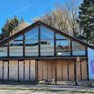 Zchátralá budova na odpočívadle u D1, kde by měl vzniknout nový luxusní rezort.