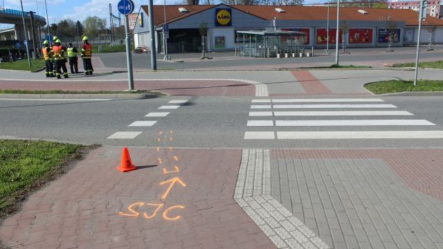 Auto na přejezdu pro cyklisty srazilo v Přerově seniora na elektrokole