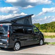 Renault Trafic Wavecamper má výklopnou střechu s dvěma lůžky, standardně však měří pod dva metry na výšku.