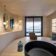 I z koupelny je výhled na okolní krajinu.