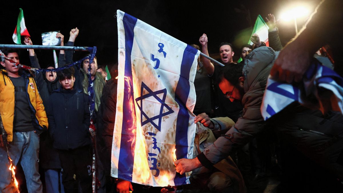 Příměří v Íránu odmítají zastánci tvrdé linie