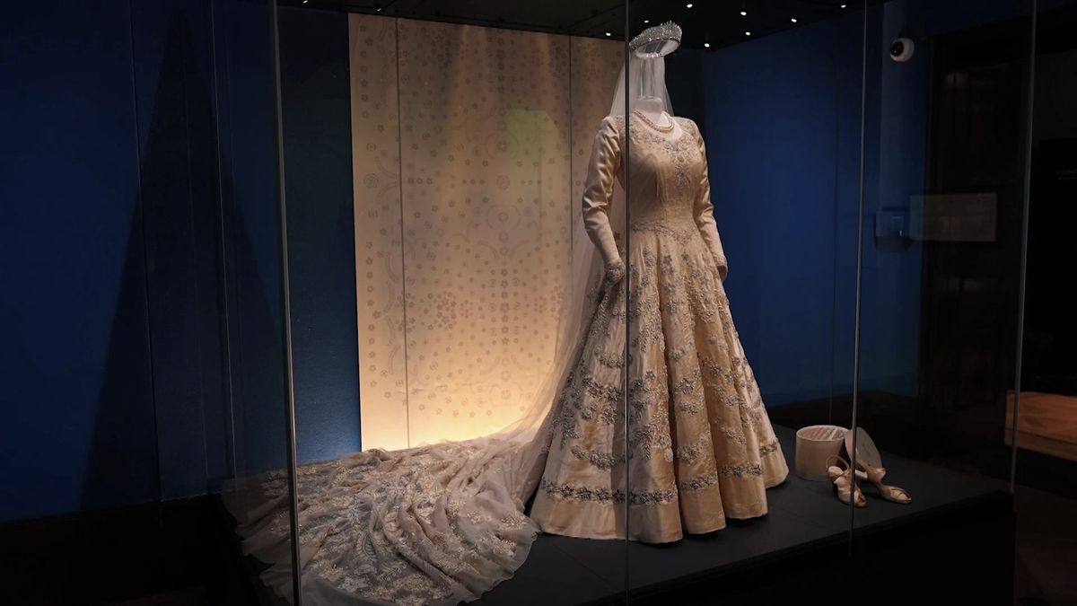 Největší módní výstava šatů královny Alžběty II. Buckinghamský palác ji otevřel k 100. výročí jejího narození