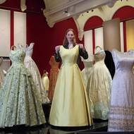 Výstavu přichystala manažerka výstav Royal Collection Trust Laura Drew u příležitosti 100. výročí narození královny Alžběty II., které připadá přesně na 21. dubna.