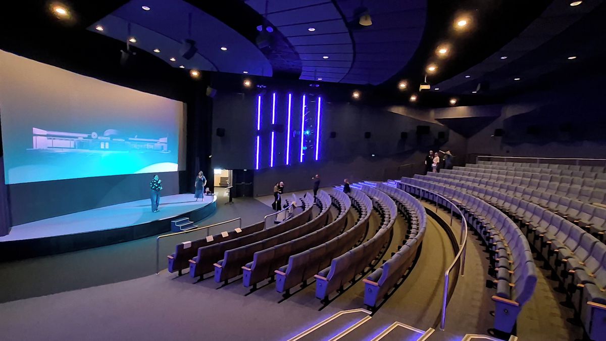 Z havarijního stavu ke klenotu. Třinecký Kosmos s jedinečnou střechou už zase promítá