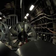 Obří větráky čekají na usazení