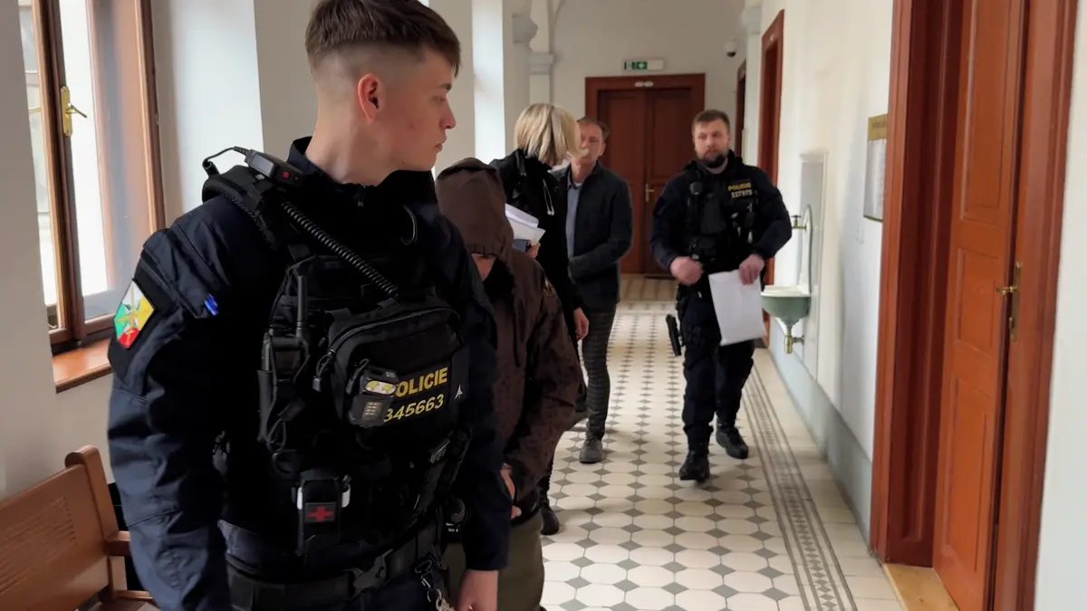 Německý neonacista zatčený u Aše nesouhlasí s vydáním. Muž, který změnil pohlaví, je ve vazbě