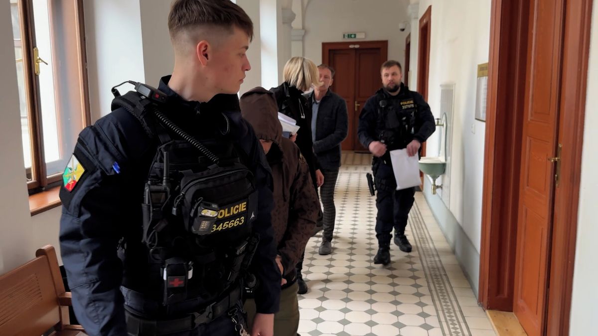 Německý neonacista zatčený u Aše nesouhlasí s vydáním. Muž, který změnil pohlaví, je ve vazbě