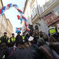 Odpůrci se snažili snažili zablokovat některé ulice v centru metropole, aby tudy lidé z Pochodu pro život nemohli projít.