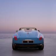 Absence koncovek výfuku prozrazuje čistě elektrický pohon.