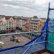 Lávka na okraji střechy je pětadvacet metrů nad zemí