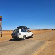 Většinu Austrálie tvoří tzv. outback, tedy velmi řídce osídlené a drsné vnitrozemí.