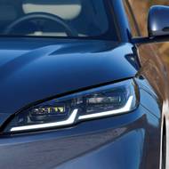 Přední světla jsou diodová, funkci stínování ale postrádají.