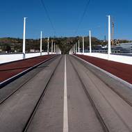 Nový most má sloužit hlavně hromadné dopravě, pěším a cyklistům. 