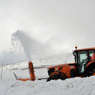 Cesta na Luční boudu se letos frézovala 17. dubna.
