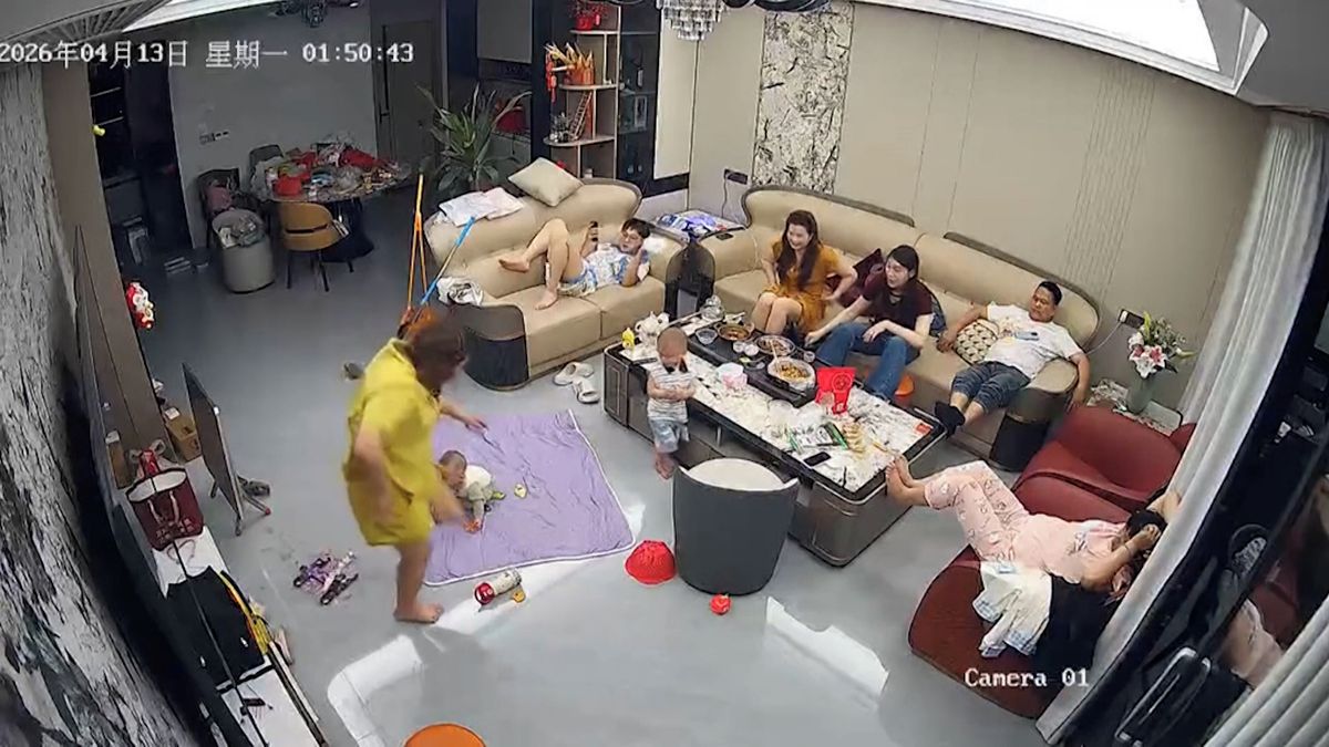 Číňanka vstoupila na koupelnovou váhu, ta se pod ní rozprskla na kousky. Zachytila to kamera