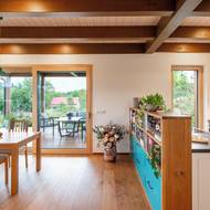 Velké množství dřeva použitého v interiéru přispívá k pocitu velmi příjemné útulnosti.