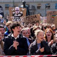 Ministr reagoval slovy, že i on byl mladý. S demonstranty se ale nesetkal. 