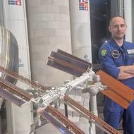 Aleš Svoboda s modelem ISS. Nyní se připravuje na čtrnáctidenní pobyt na ní.