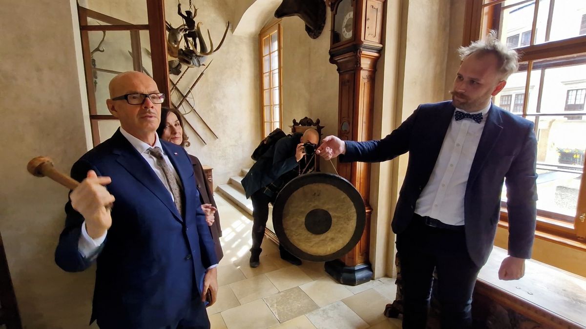 Telčský zámek láká na luxus posledních majitelů. Čínský gong obdivoval i Klempíř