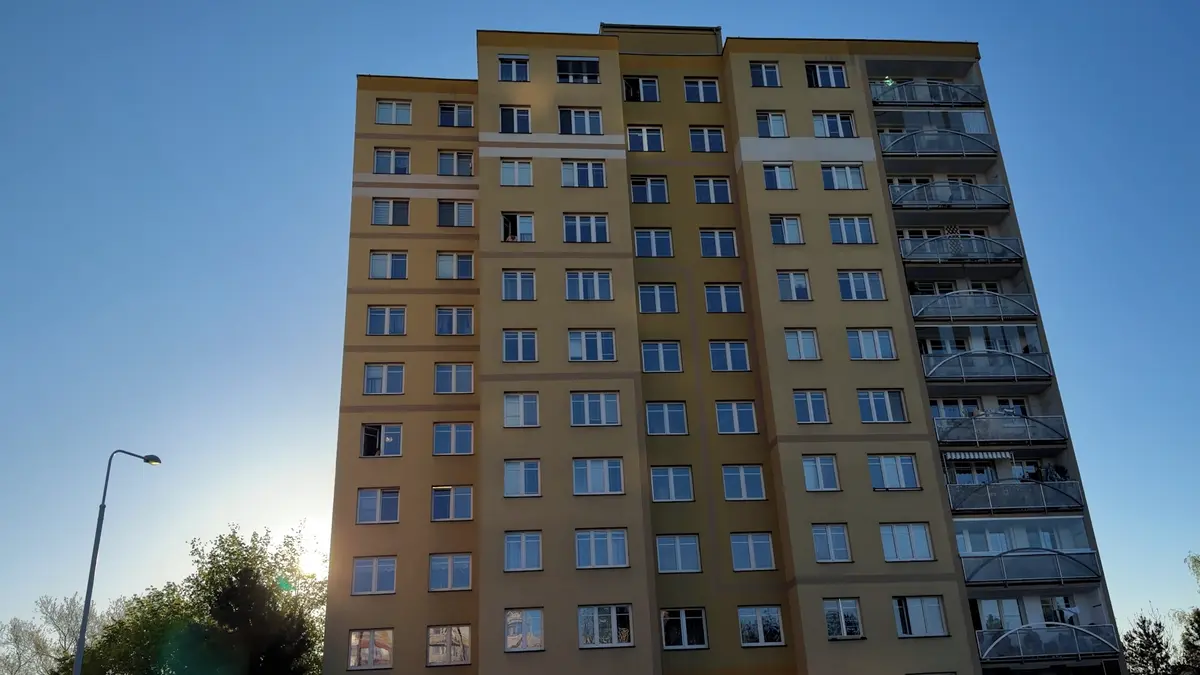 Žena v Praze vypadla z okna v 11. patře. Na místě zemřela