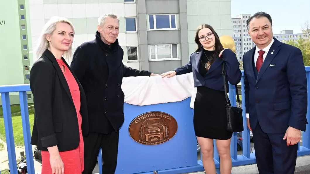 Otík z Vesničko má středisková má v Praze svoji lávku. Přijel osobně