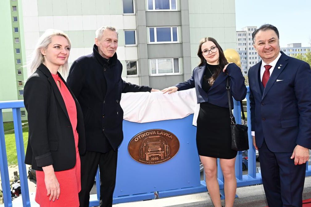 Otík z Vesničko má středisková má v Praze svoji lávku. Přijel osobně