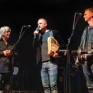 Bratři Tomáš a Ondřej Polákové s kapely O5 a Radeček přinesli Lohonkovi dary