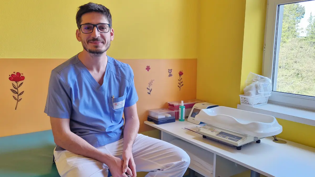 Snažím se zasypat příkop mezi pediatry a rodiči, říká populární lékař Cyril Děckař