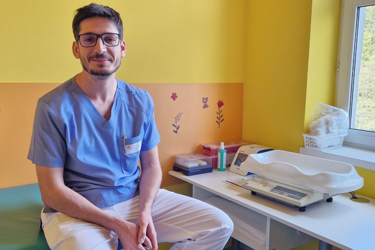 Snažím se zasypat příkop mezi pediatry a rodiči, říká populární lékař Cyril Děckař