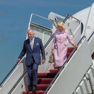 Světle růžové šaty kabátového stylu značky Dior zvolila královna Camilla v den příletu do USA. 