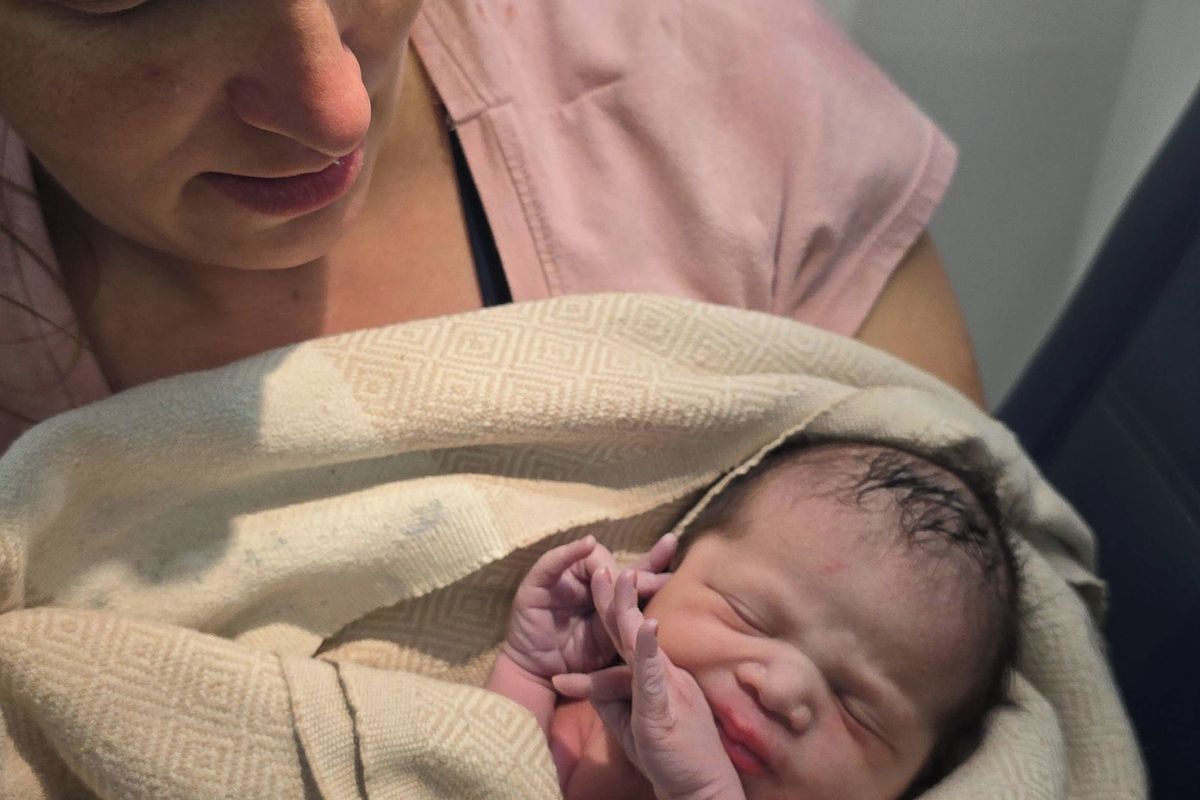 Američanka porodila během přistávacího manévru. Holčička přišla na svět ve výšce tří tisíc metrů